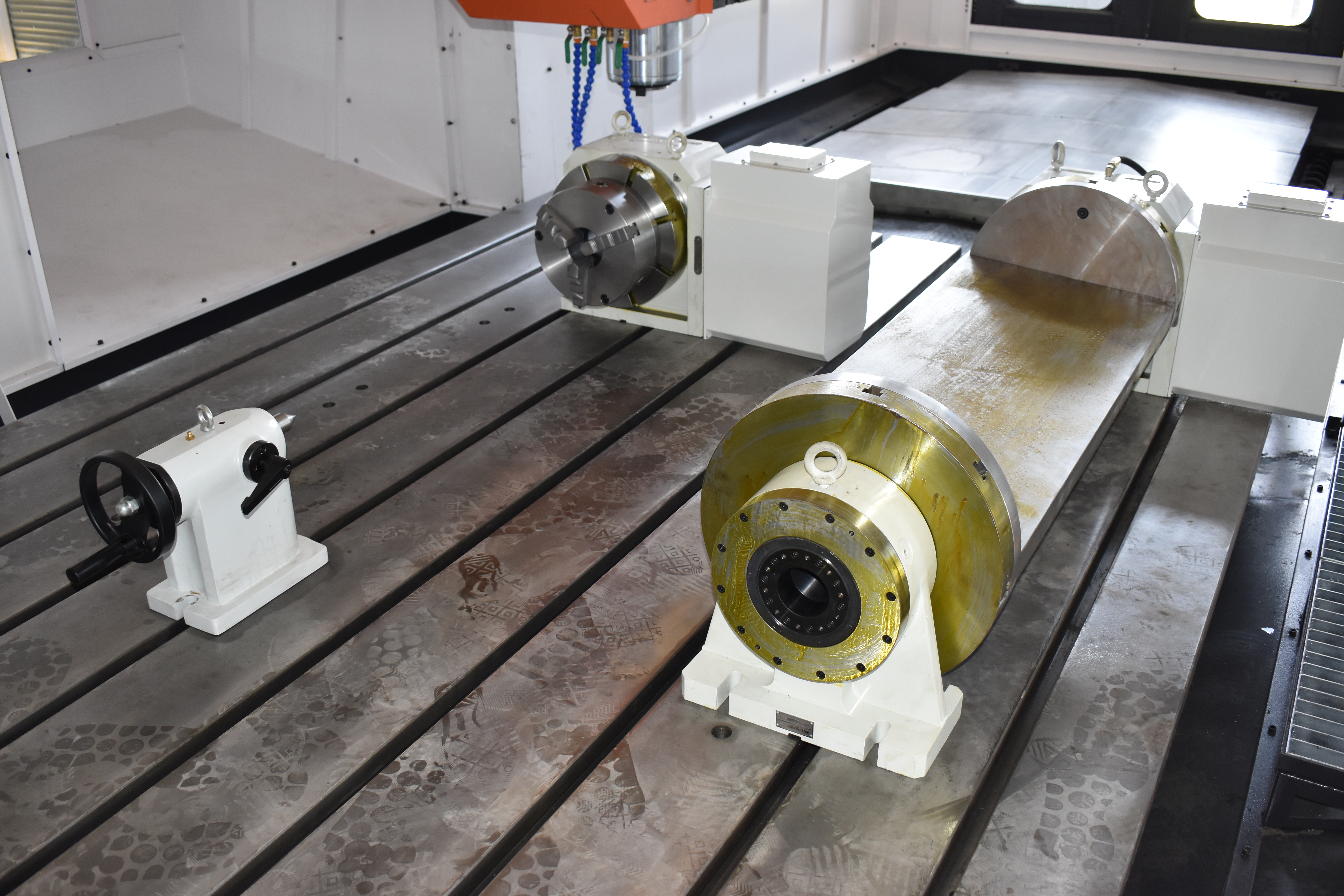 Five axis cradle turntable